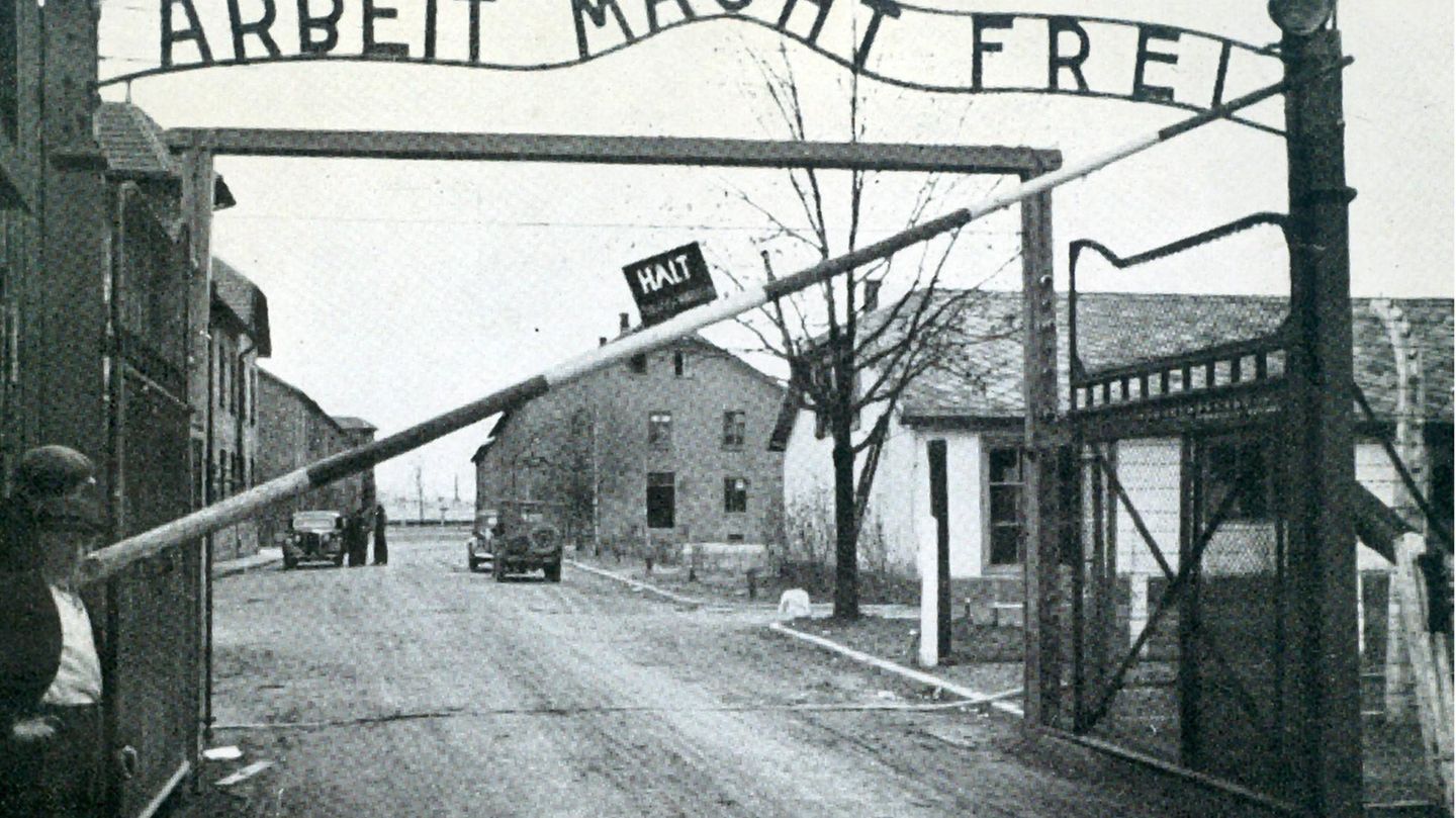 Haupteingang des KZ Auschwitz mit dem Schriftzug "Arbeit macht frei"