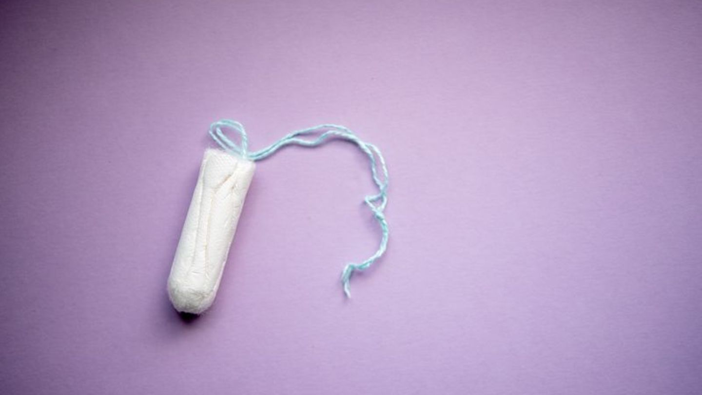 Unbenutztes Tampon auf lilafarbenem Hintergund