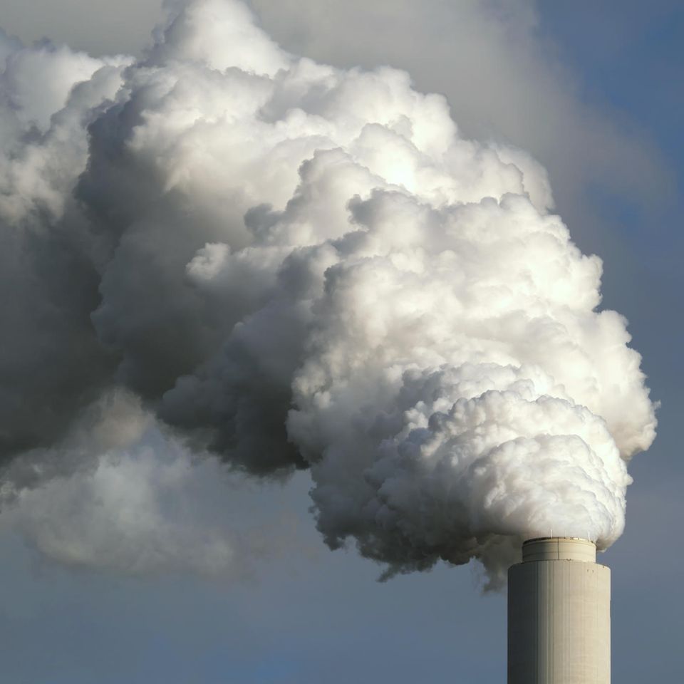 Eine große Hoffnung für die klimafreundliche Produktion oder Schall und Rauch? Schon jetzt wird Kohlendioxid verwendet, um zum Beispiel Matratzen oder Autositze herzustellen