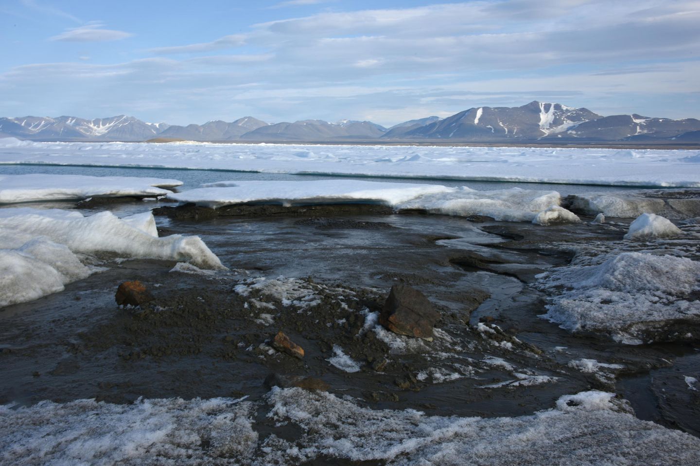 Die vermeintlich nördlichste Insel der Welt ist in Wirklichkeit ein Eisberg. Das haben Wissenschaftler aus Dänemark und der Schweiz herausgefunden, die ein 2021 entdecktes Eiland neben weiteren Inselchen nördlich von Grönland untersucht haben