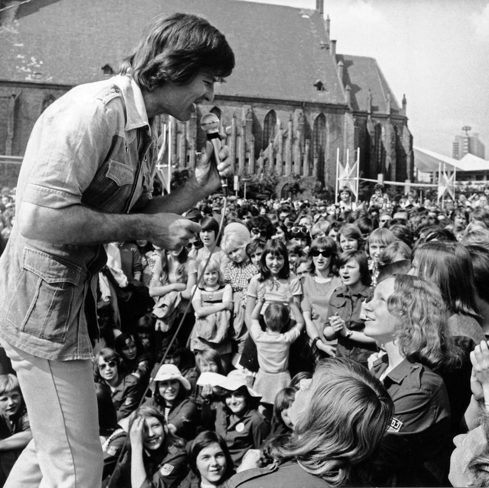 Sänger, Schauspieler, Filmemacher: Der gebürtige Amerikaner Dean Reed war im gesamten Ostblock ein Star. Hier wird er bei einem Auftritt in Ost-Berlin umjubelt
