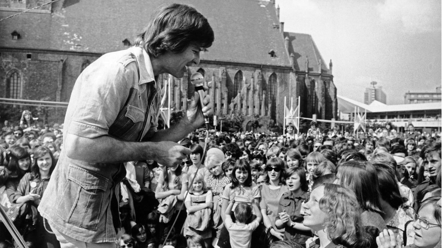 "Kommunistischer Cowboy": Sänger, Schauspieler, Filmemacher: Der gebürtige Amerikaner Dean Reed war im gesamten Ostblock ein Star. Hier wird er bei einem Auftritt in Ost-Berlin umjubelt Sänger, Schauspieler, Filmemacher: Der gebürtige Amerikaner Dean Reed war im gesamten Ostblock ein Star. Hier wird er bei einem Auftritt in Ost-Berlin umjubelt