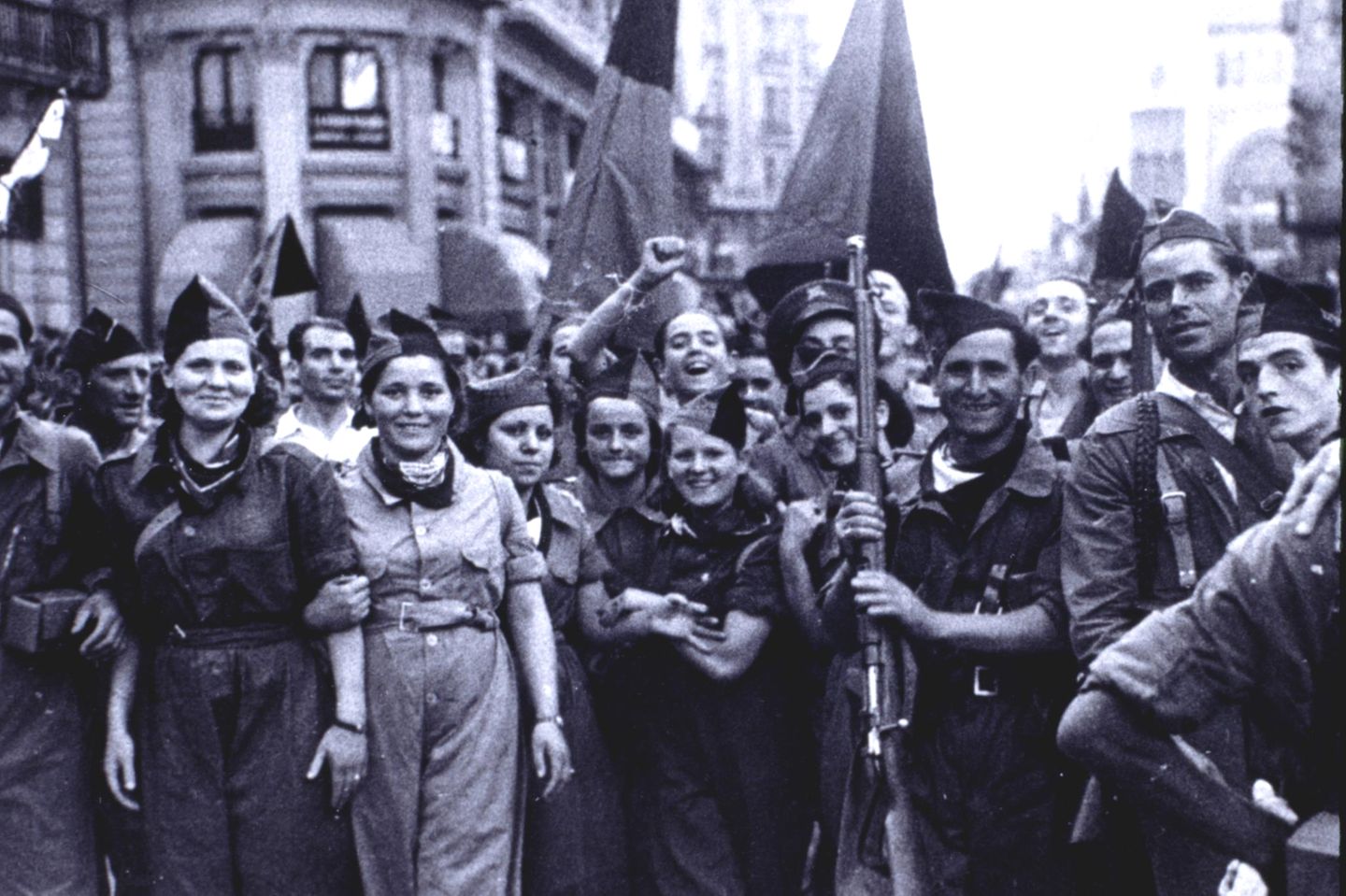 Als nationalistische Militärs im Juli 1936 putschen, greifen im ganzen Land Männer und Frauen der zivilen Bevölkerung zu den Waffen, um die Republik zu verteidigen. Besonders viele sind es in Barcelona, wo Anarchisten Zehntausende Gewehre aus Armeedepots rauben