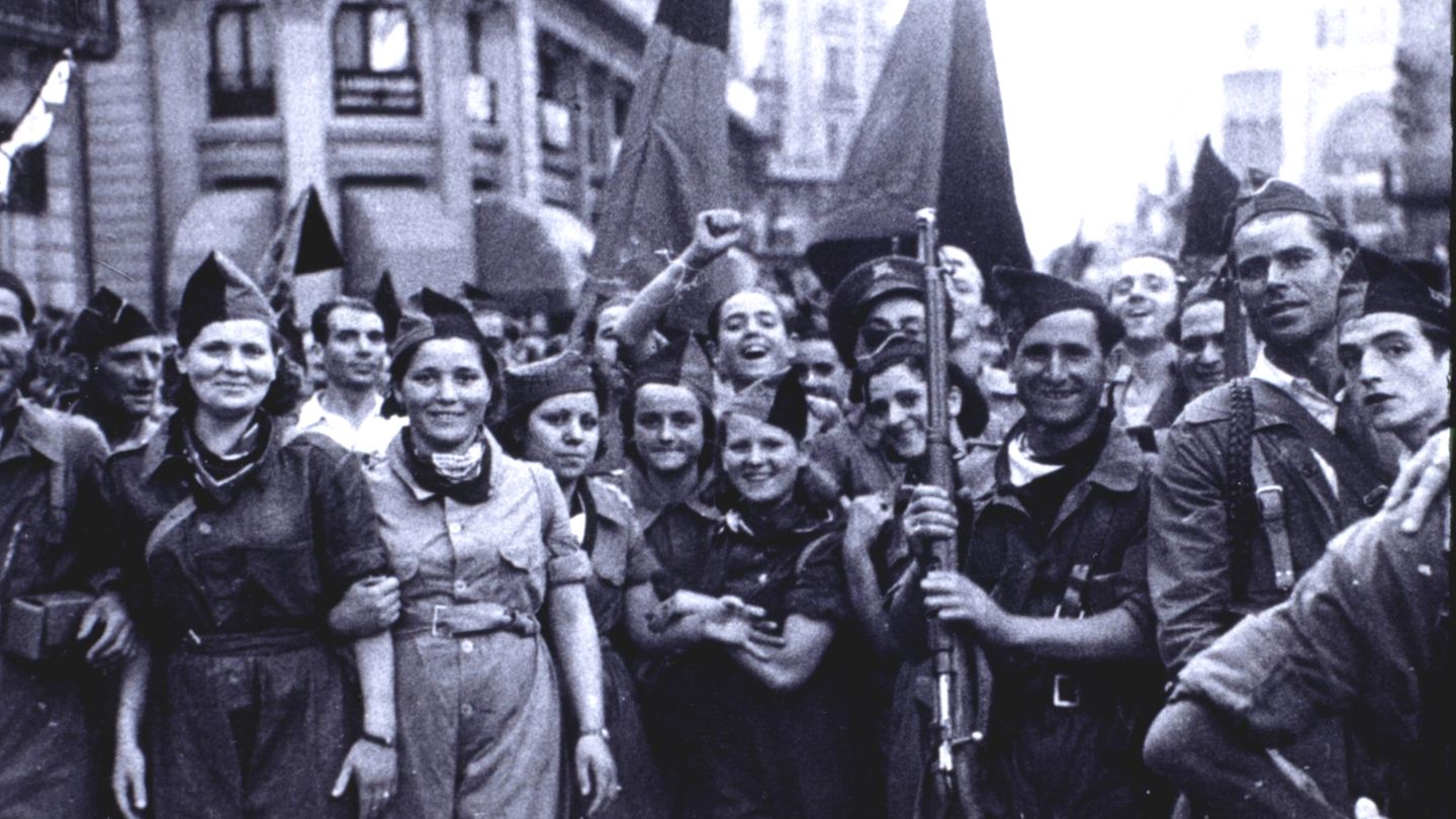 Als nationalistische Militärs im Juli 1936 putschen, greifen im ganzen Land Männer und Frauen der zivilen Bevölkerung zu den Waffen, um die Republik zu verteidigen. Besonders viele sind es in Barcelona, wo Anarchisten Zehntausende Gewehre aus Armeedepots rauben