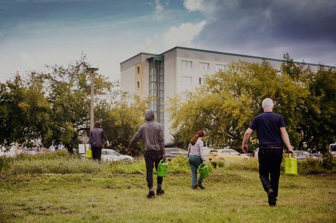 Auf verwilderten Brachflächen zwischen Wohnblocks bauen die Ansässigen im Süden von Dessau ihr Gemüse an. Die Gruppe versorgt sich nicht nur selbst, sondern verkauft Waren an zwei Restaurants und auf einem Biomarkt