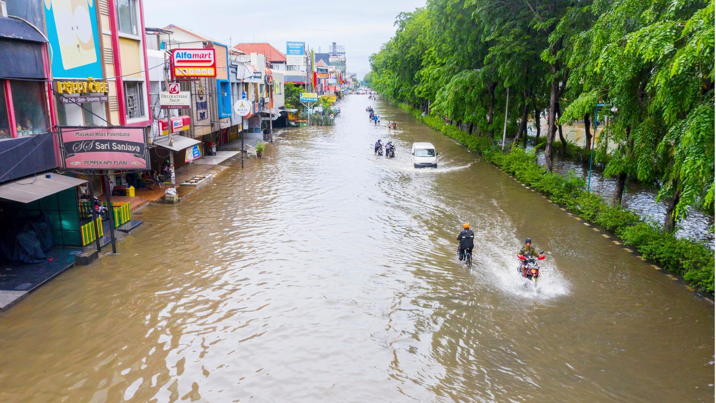 Viele der am dichtesten besiedelten Regionen der Welt – hier: Jakarta, Indonesien – sinken dem Meeresspiegel entgegen