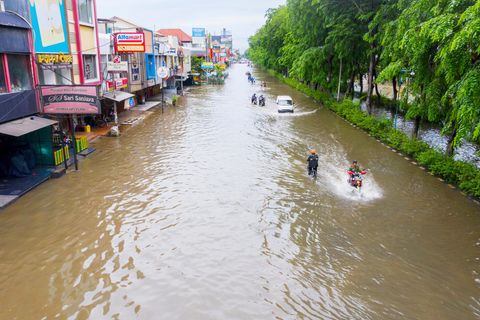 Viele der am dichtesten besiedelten Regionen der Welt – hier: Jakarta, Indonesien – sinken dem Meeresspiegel entgegen