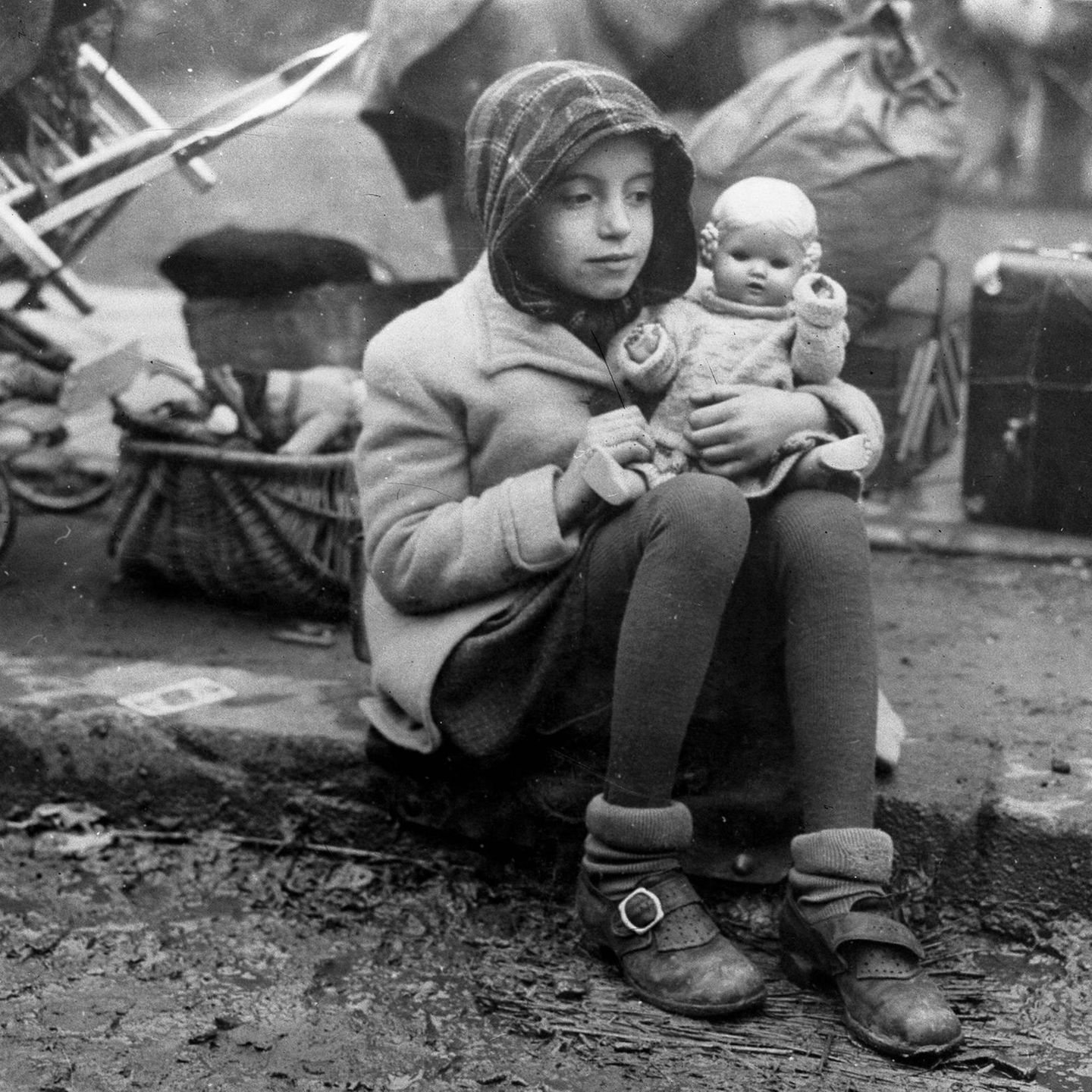 Armut in der deutschen Bevölkerung im Jahr 1944. Nach Psychoanalytiker Jakob Müller leben Erinnerungen an die Nöte in vielen Mittelschichtsfamilien weiter - sie wurden von Generation zu Generation übertragen 