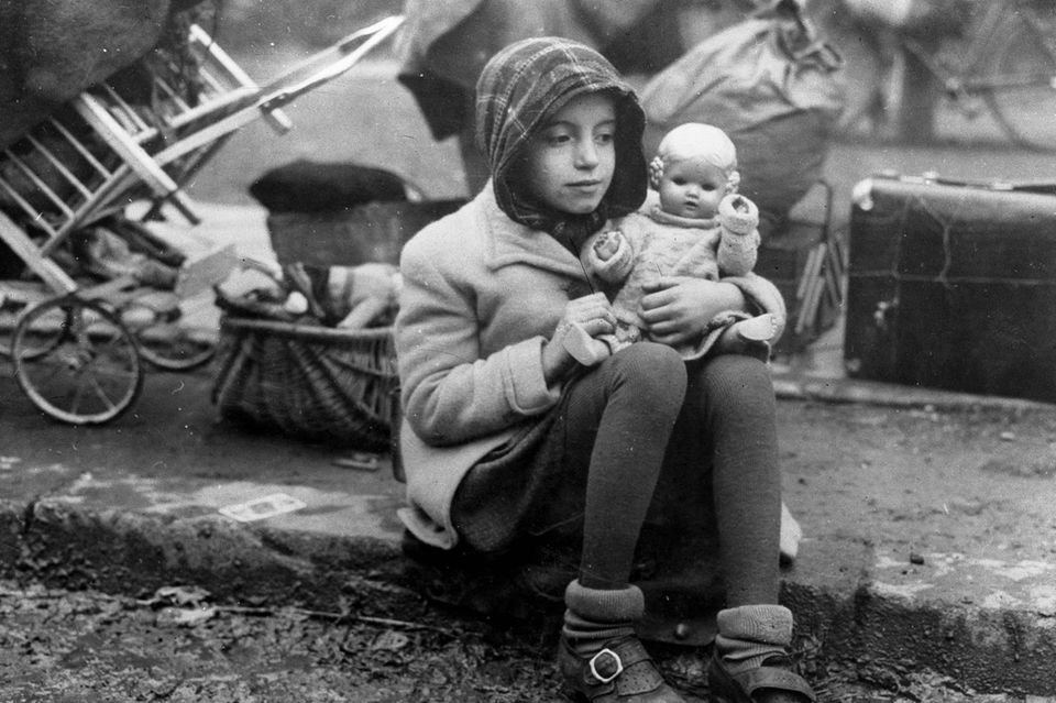 Armut in der deutschen Bevölkerung im Jahr 1944. Nach Psychoanalytiker Jakob Müller leben Erinnerungen an die Nöte in vielen Mittelschichtsfamilien weiter - sie wurden von Generation zu Generation übertragen 