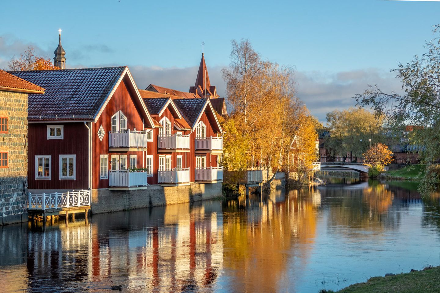 Rot, röter, Falun Blick auf rote Häuser an einem kleinen Fluss