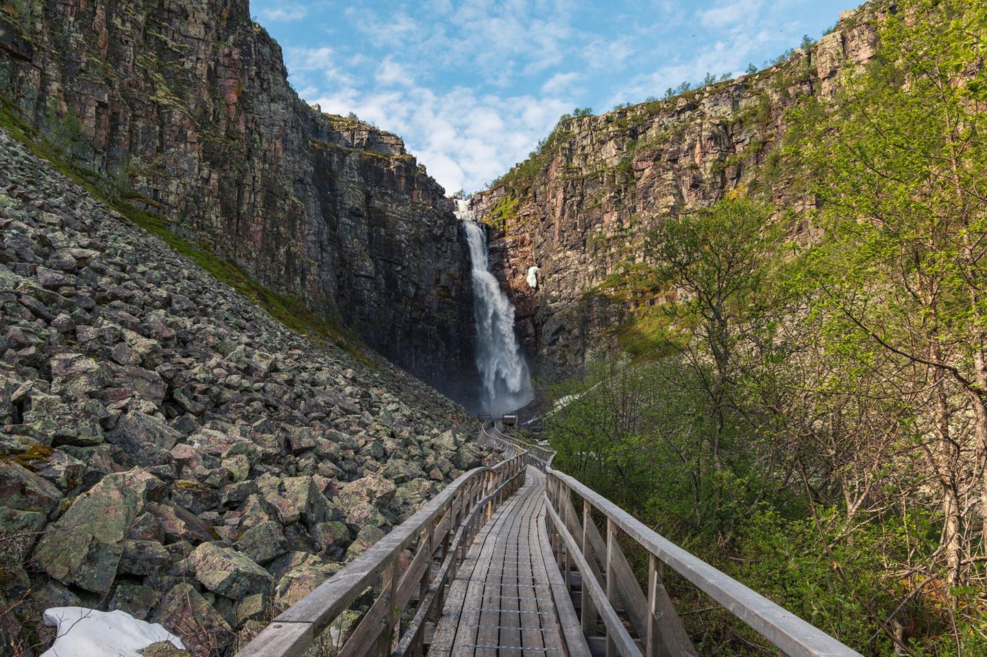 Kristallklare Kletterpartie Eine Holzbrücke an deren Ende ein Wasserfall ist