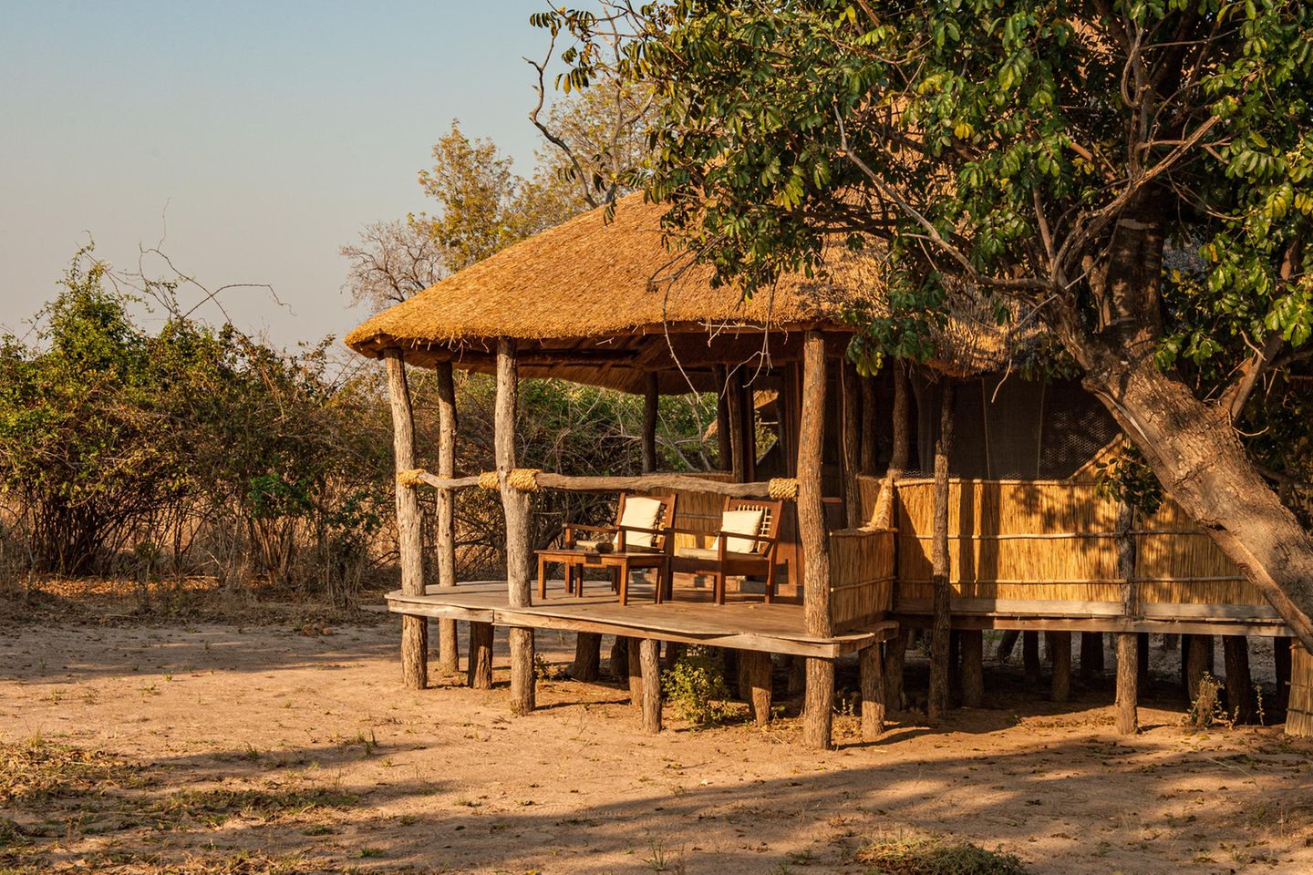 Sambias Savanne – Einfach mal abhängen II Eine Lodge mit zwei Stühlen in der Sonne
