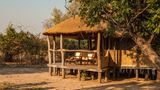 Eine Lodge mit zwei Stühlen in der Sonne