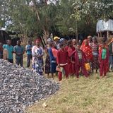 Anfang  2022: Eltern und Kinder schauen zu, als Kies und Sand angeliefert wird. Der Auftakt zur Renovierung!