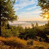 Deutschland, Hessen, Nordhessen, Nationalpark Kellerwald-Edersee, Morgennebel, Sonnenaufgang, Aufstieg zum Traddelkopf, 626m,