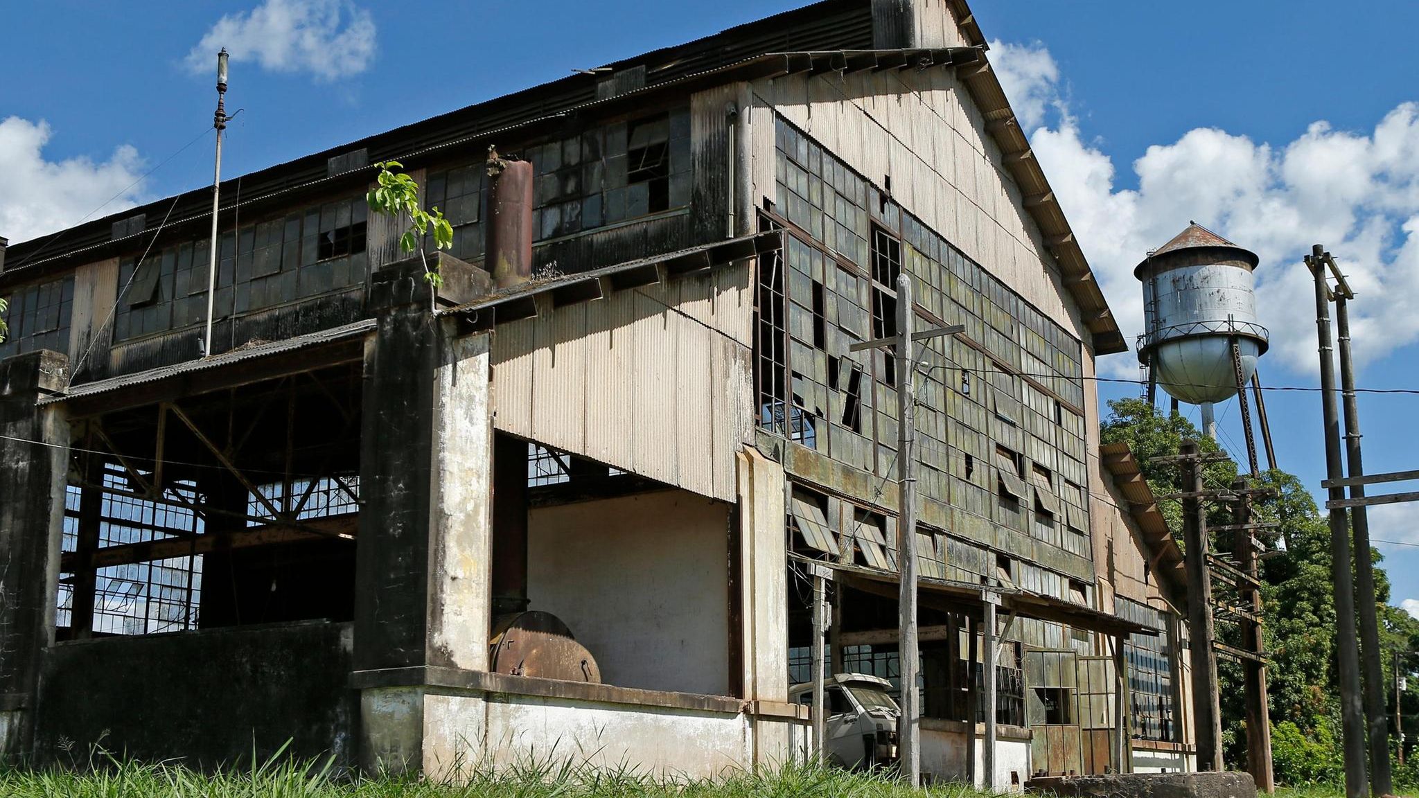 Ruine der alten Werkshalle in Fordlândia