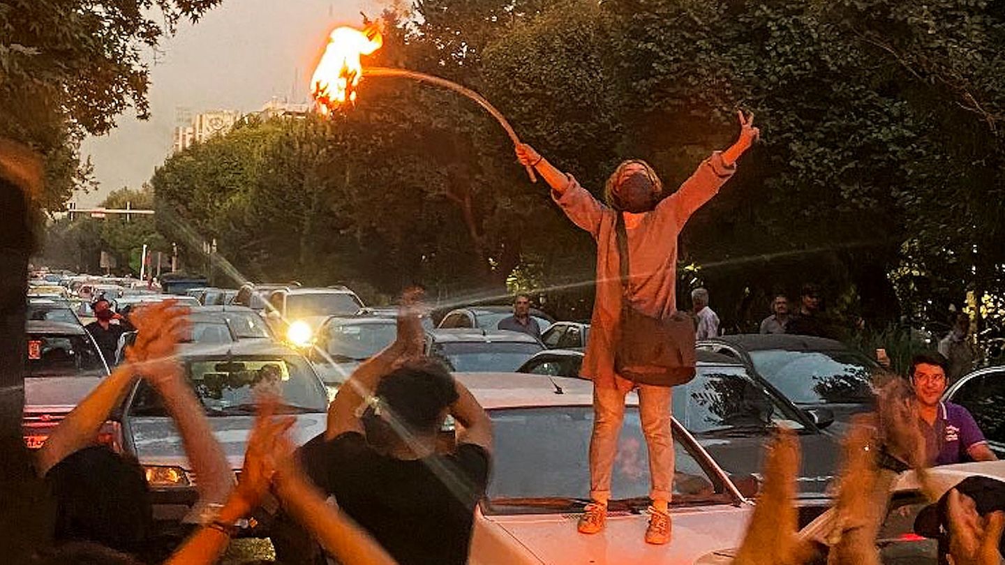 Unter dem Beifall der Demonstrierenden verbrennt eine Frau in Teheran ihren Hidschab. Ausländische Journalistinnen und Fotografen haben nur sehr begrenzten Zugang zu den landesweit aufflammenden Protesten und sind oftmals auf die Bilder und Informationen der Protestierenden selbst angewiesen