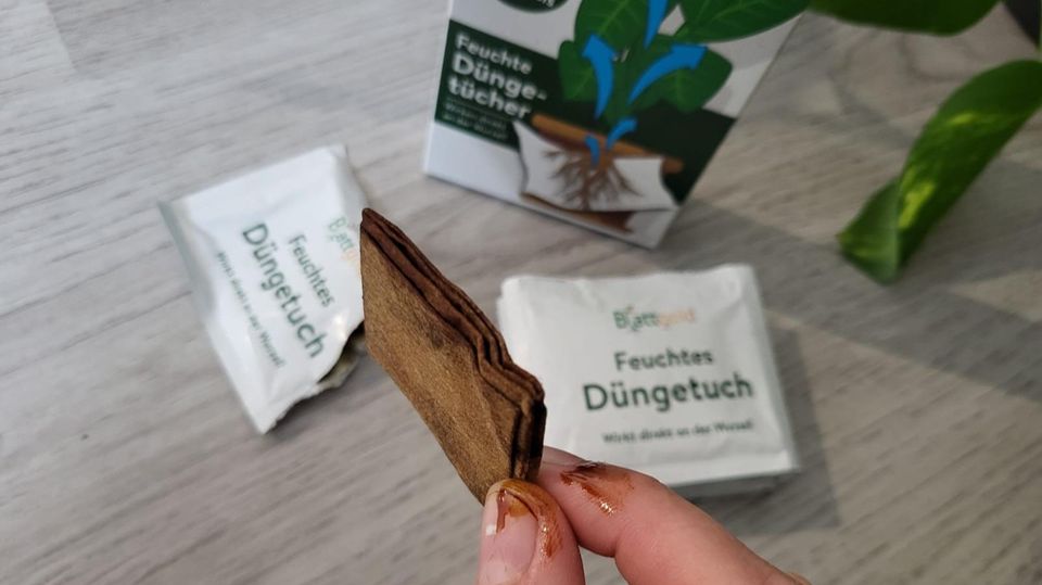 Das feuchte Düngetuch wird aus der Verpackung genommen