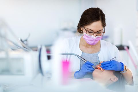 Zahnärztin führt Behandlung durch