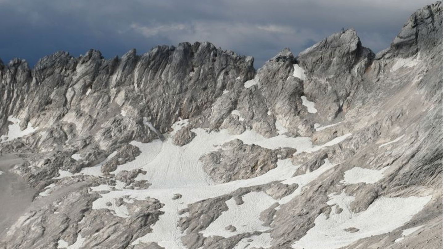 Selbst an der tiefsten Stelle ist das Eis des Südlichen Schneeferners inzwischen weniger als sechs Meter dick - im Vergleich zu etwa zehn Metern im Jahr 2018