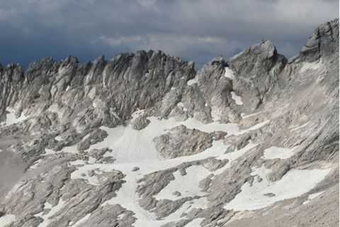 Selbst an der tiefsten Stelle ist das Eis des Südlichen Schneeferners inzwischen weniger als sechs Meter dick - im Vergleich zu etwa zehn Metern im Jahr 2018