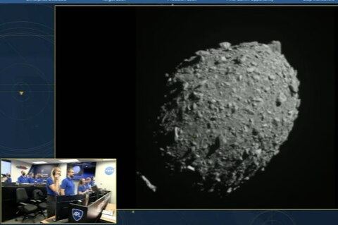 Sekunden vor dem Aufprall: Die Bordkamera liefert endlich erste Bilder des Asteroiden Dimorphos, dann schlägt "Dart" mit einer Geschwindigkeit von über 2200 Kilometern pro Stunde ein. Das Bild wird schwarz, Jubel bricht aus
