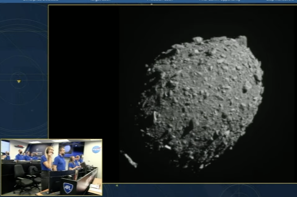 Sekunden vor dem Aufprall: Die Bordkamera liefert endlich erste Bilder des Asteroiden Dimorphos, dann schlägt "Dart" mit einer Geschwindigkeit von über 22 000 Kilometern pro Stunde ein. Das Bild wird schwarz, Jubel bricht aus
