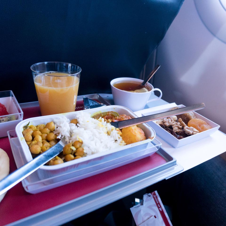 Essen auf einem Tablett im Flugzeug