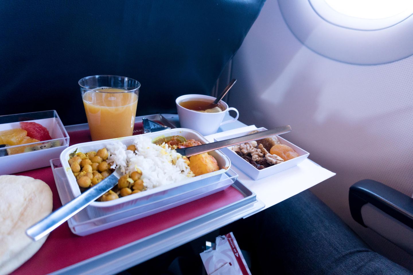 Essen auf einem Tablett im Flugzeug