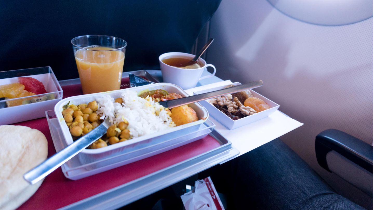 Essen auf einem Tablett im Flugzeug