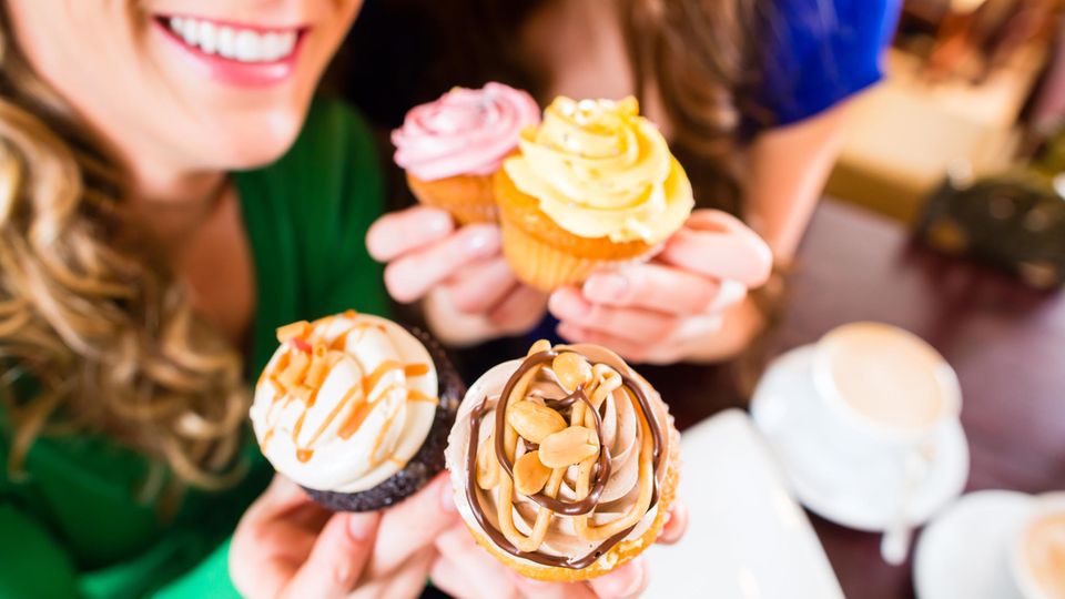 Frauen essen Muffins Frauen essen Muffins