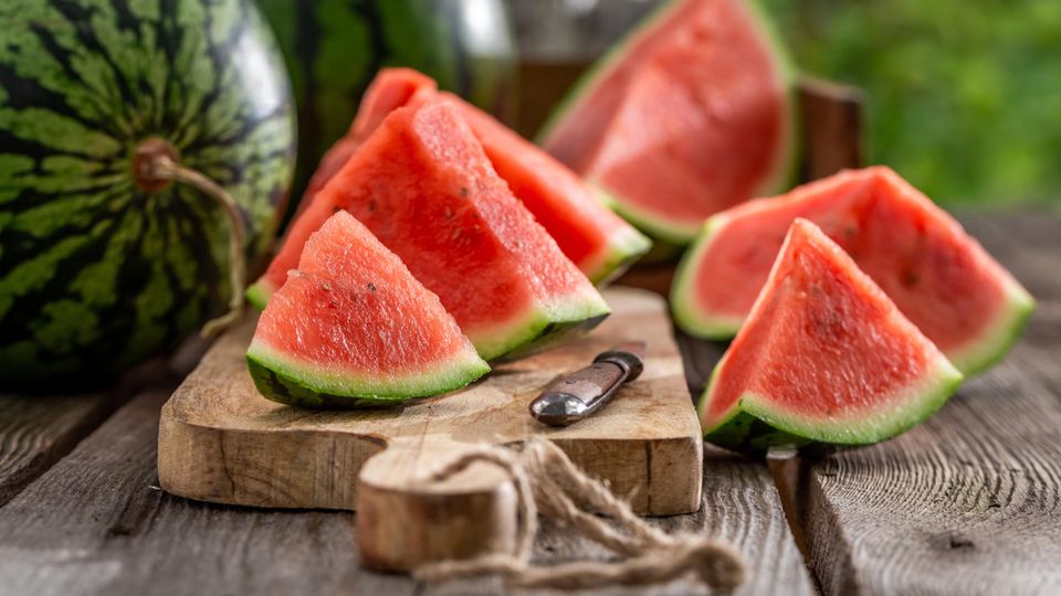 Wassermelone auf einem Holzbrett Wassermelone auf einem Holzbrett