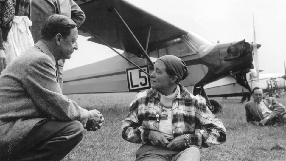Elly Beinhorn auf dem Flughafen Egelsbach Elly Beinhorn auf dem Flughafen Egelsbach