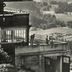 Hitler auf der Terrasse seines Landhauses mit einer kleinen Berchtesgadenerin