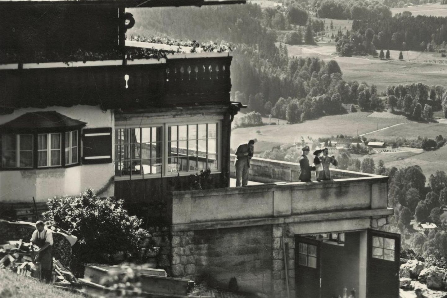 Hitler auf der Terrasse seines Landhauses mit einer kleinen Berchtesgadenerin