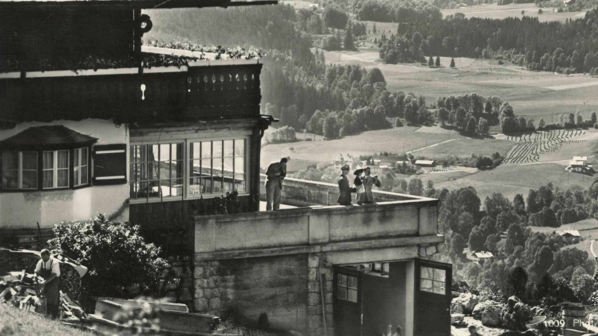 Hitler auf der Terrasse seines Landhauses mit einer kleinen Berchtesgadenerin