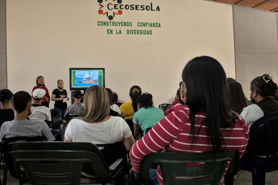 Gruppe in einem Schulungsraum der Central de Cooperativas de Lara (Ceconsesola)