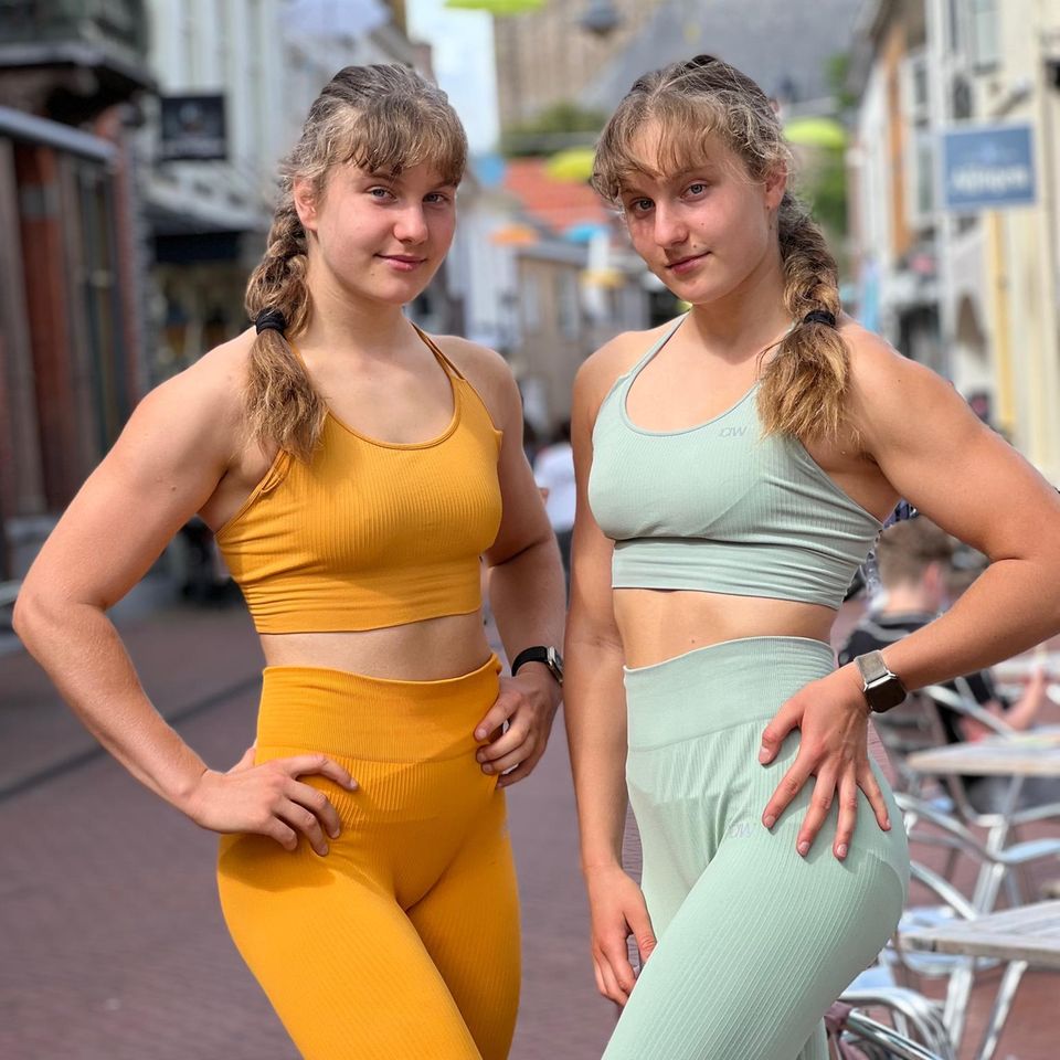 Die eineiigen Zwillinge Anabel und Maria Glocker wurden 2002 in Leipzig geboren. Nach dem Abitur ließen sie sich zu Justizfachwirtinnen ausbilden. Zu Beginn der Pandemie begannen sie sich verstärkt mit Sport und Ernährung auseinanderzusetzen - bis die Periode ausblieb. Auf Instagram, TikTok und YouTube folgen ihrem Kampf um die Regel teils mehr als 650.000 Menschen
