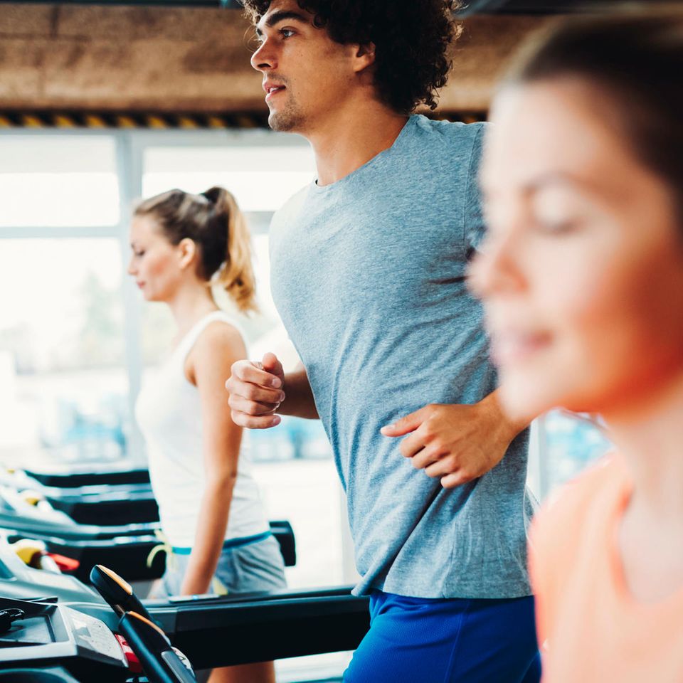Beim Sport erhöht sich der Herzschlag, das Blut streicht schneller an den Innenwänden der Gefäße entlang und setzt Stoffe frei, die die Gefäße elastischer machen: Unsere Herzgesundheit profitiert