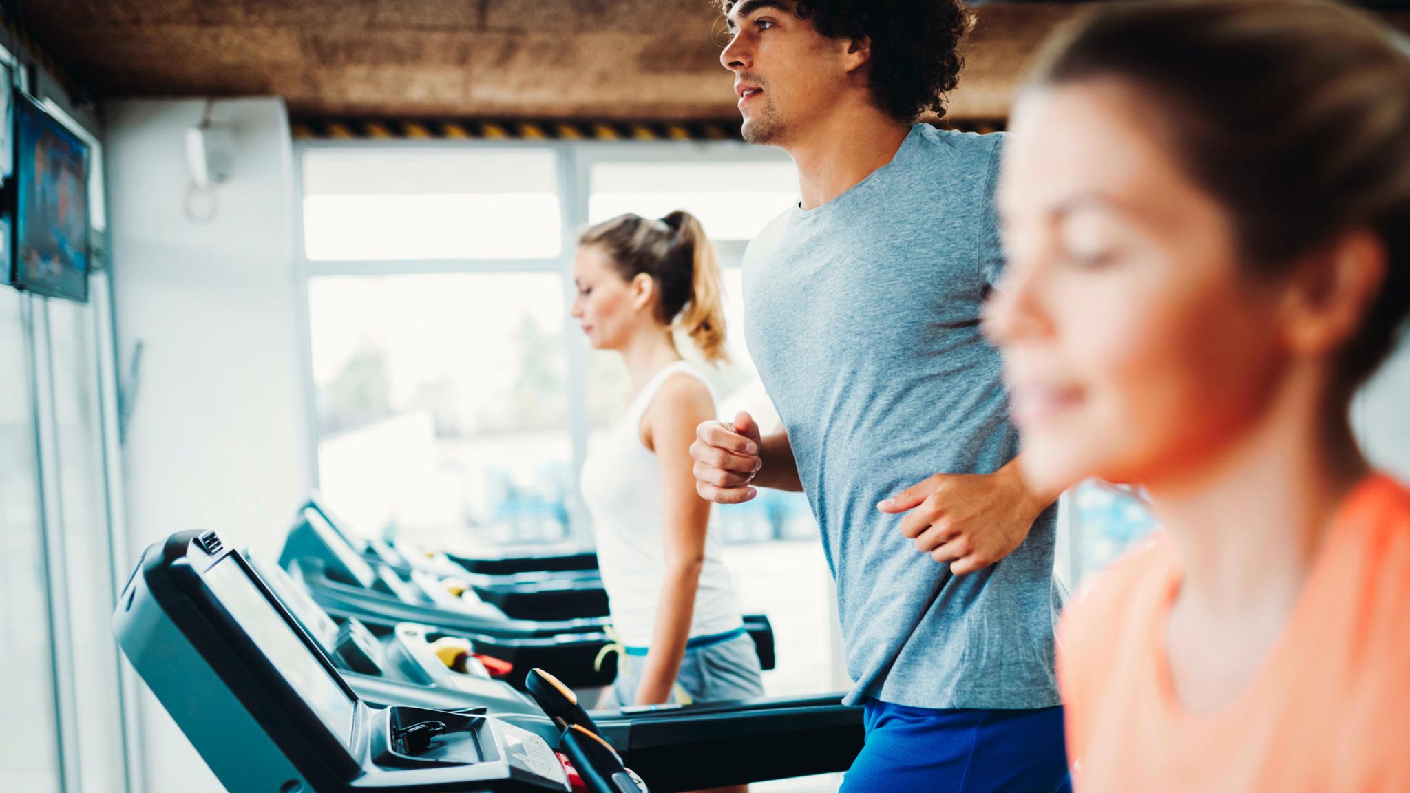 Beim Sport erhöht sich der Herzschlag, das Blut streicht schneller an den Innenwänden der Gefäße entlang und setzt Stoffe frei, die die Gefäße elastischer machen: Unsere Herzgesundheit profitiert