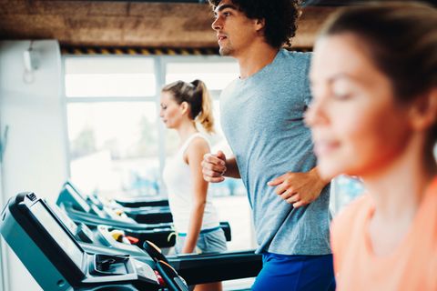 Beim Sport erhöht sich der Herzschlag, das Blut streicht schneller an den Innenwänden der Gefäße entlang und setzt Stoffe frei, die die Gefäße elastischer machen: Unsere Herzgesundheit profitiert