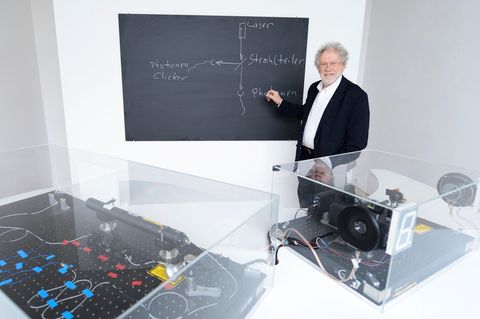 Der Quantenphysiker Anton Zeilinger erhielt im Jahr 2022 den Nobelpreis für Physik, unter anderem für das im Artikel beschriebene Experiment. Mit ihm ausgezeichnet wurden der Franzose Alain Aspect und der US-Amerikaner John F. Clauser