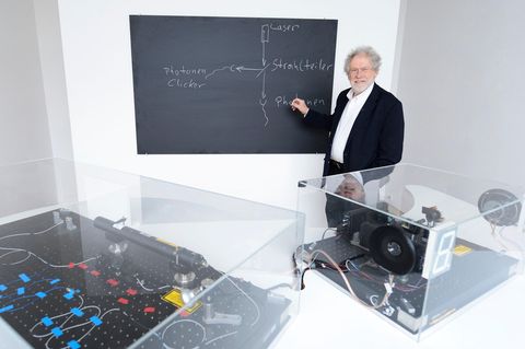 Der Quantenphysiker Anton Zeilinger (hier 2013 bei einer Ausstellung in Wien) wurde am Dienstag mit dem Nobelpreis für Physik ausgezeichnet. "Ich bin immer noch irgendwie geschockt", sagte der 77-Jährige, als er telefonisch zur Preisbekanntgabe in Stockholm zugeschaltet wurde