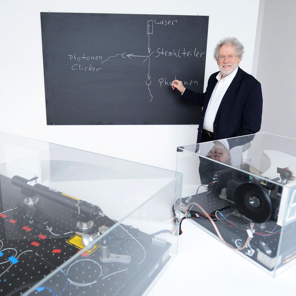 Der Quantenphysiker Anton Zeilinger (hier 2013 bei einer Ausstellung in Wien) wurde am Dienstag mit dem Nobelpreis für Physik ausgezeichnet. "Ich bin immer noch irgendwie geschockt", sagte der 77-Jährige, als er telefonisch zur Preisbekanntgabe in Stockholm zugeschaltet wurde