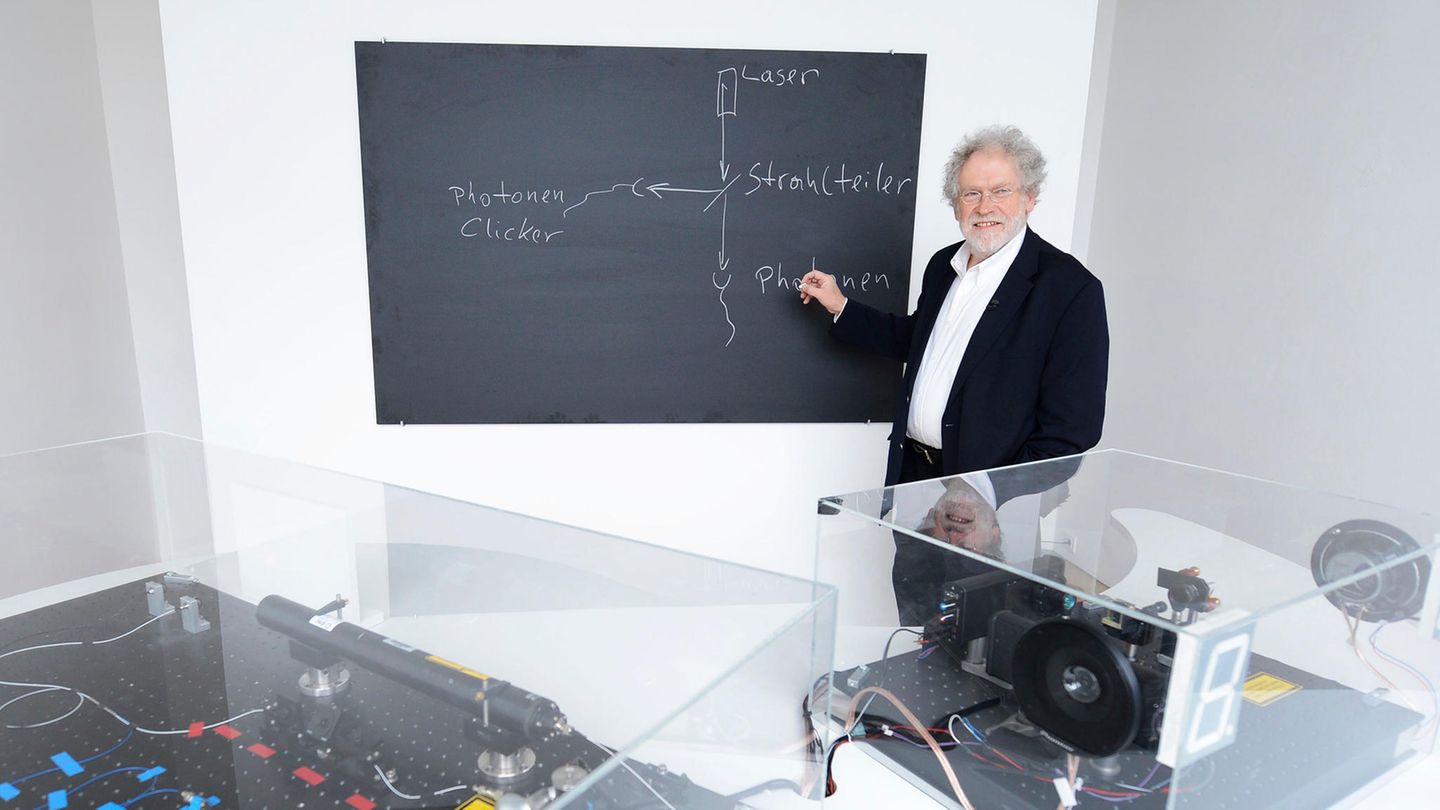 Der Quantenphysiker Anton Zeilinger (hier 2013 bei einer Ausstellung in Wien) wurde am Dienstag mit dem Nobelpreis für Physik ausgezeichnet. "Ich bin immer noch irgendwie geschockt", sagte der 77-Jährige, als er telefonisch zur Preisbekanntgabe in Stockholm zugeschaltet wurde