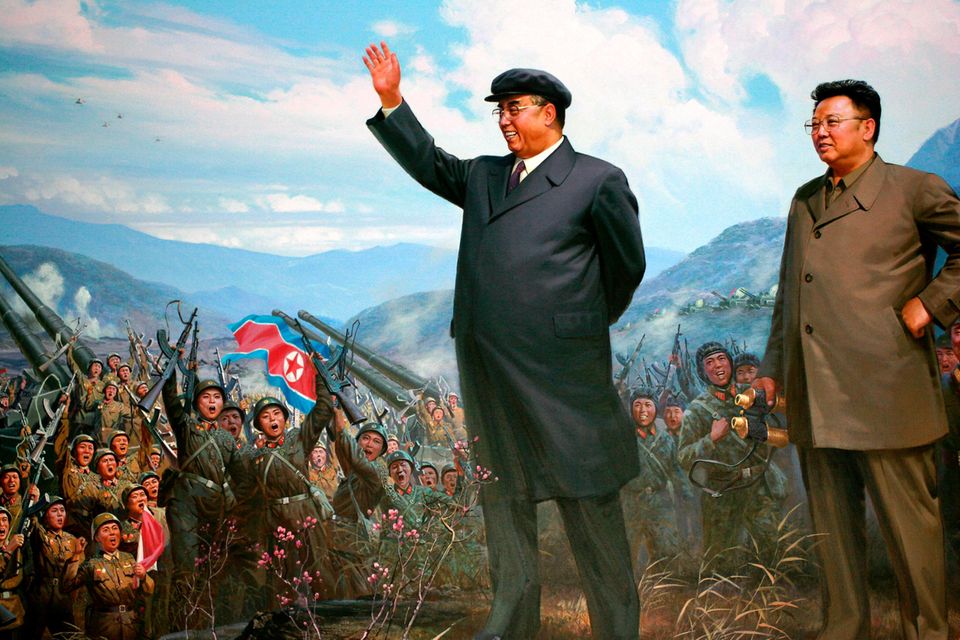 Propagandaplakat: Kim Il-sung (l.) und sein Sohn und Nachfolger Kim Jong-il lassen sich als Staatenlenker darstellen, die von den Soldaten gefeiert werden