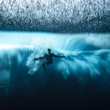 Für leidenschaftliche Surfer ein Traum: Die schwerste Welle der Welt zu reiten. Vor der Küste Tahitis befindet sich der beliebte Surfspot Teahupoo. Die Wellen können eine Höhe von bis zu 3 Metern erreichen. Ben Thouard zeigt den Surfer im Kampf mit der mächtigsten Welle von unten und wird mit dieser beeindruckenden Ansicht Ocean Photographer of the Year. 