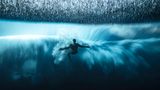 Für leidenschaftliche Surfer ein Traum: Die schwerste Welle der Welt zu reiten. Vor der Küste Tahitis befindet sich der beliebte Surfspot Teahupoo. Die Wellen können eine Höhe von bis zu 3 Metern erreichen. Ben Thouard zeigt den Surfer im Kampf mit der mächtigsten Welle von unten und wird mit dieser beeindruckenden Ansicht Ocean Photographer of the Year. 