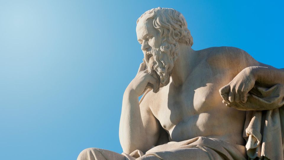 Statue von Sokrates vor blauem Himmel Statue von Sokrates vor blauem Himmel