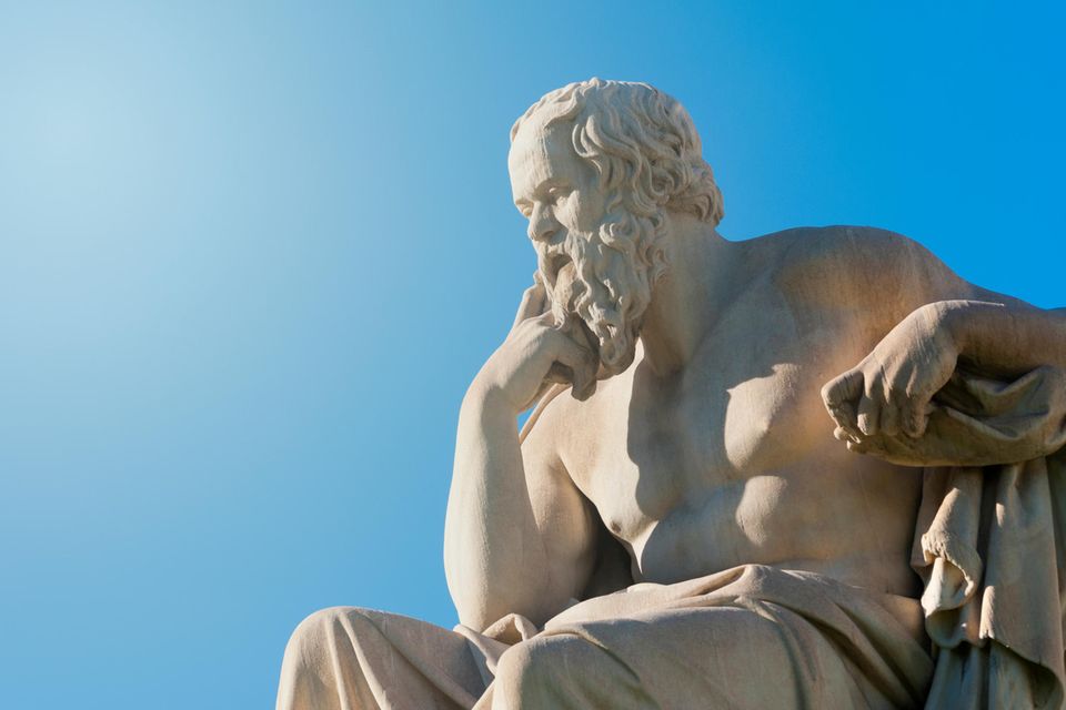 Statue von Sokrates vor blauem Himmel